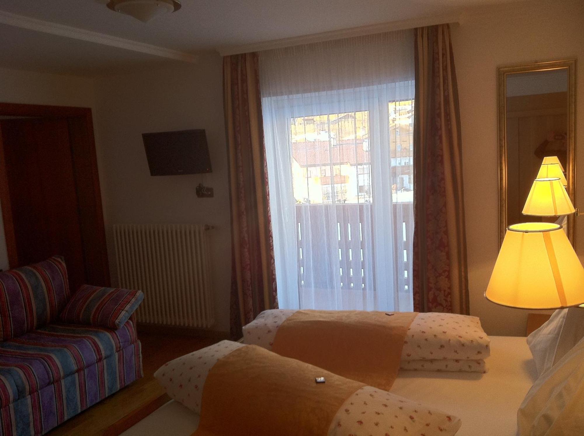 Hotel Serena เซลวาดีวัลการ์เดนา ภายนอก รูปภาพ